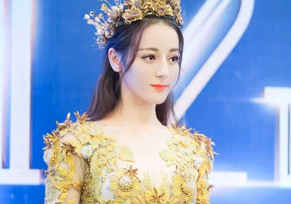 Địch Lệ Nhiệt Ba sở hữu vẻ đẹp vạn người mê.
