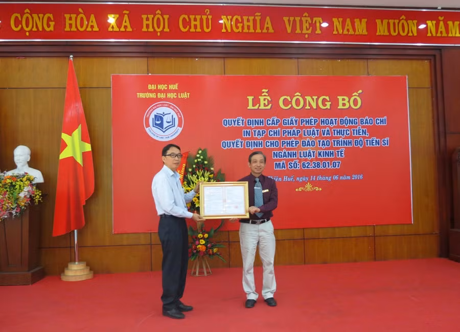PGS.TS Nguyễn Quang Linh - PGĐ ĐH Huế - trao quyết định đào tạo trình độ tiến sĩ ngành Luật Kinh tế cho trường ĐH Luật Huế