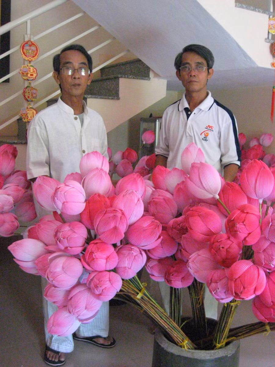 Hai anh em họa sĩ Thân Văn Huy, Thân Văn Hoài lặng lẽ bảo tồn nghề làm hoa sen giấy Hai anh em họa sĩ Thân Văn Huy, Thân Văn Hoài lặng lẽ bảo tồn nghề làm hoa sen giấy