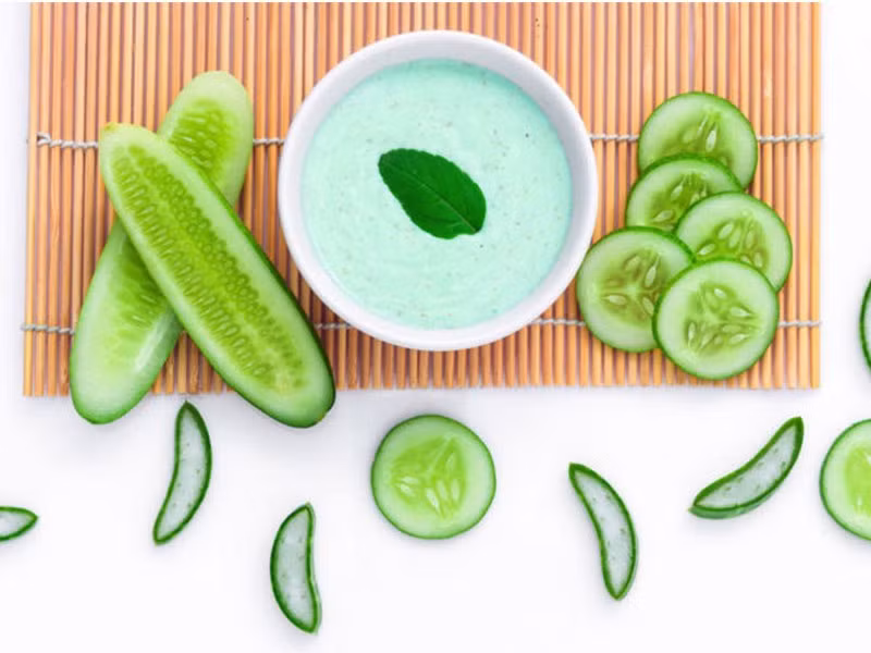 Phần thịt của nha đam chứa nhiều axit folic, axit cinnamic và các loại vitamin,...là thành phần cấp ẩm tự nhiên hoàn hảo cho da. Sử dụng mặt nạ nha đam 3 lần/tuần sau khi rửa sạch mặt, da sẽ mềm mịn và căng bóng hơn.