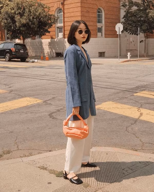 Áo blazer oversize dáng dài mang đến vẻ trẻ trung, phóng khoáng cho người mặc.