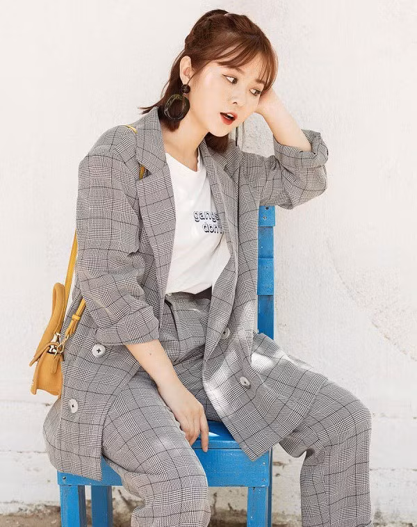 Các quý cô công sở hãy chọn những chiếc áo blazer kẻ caro có màu sắc nhã nhặn.