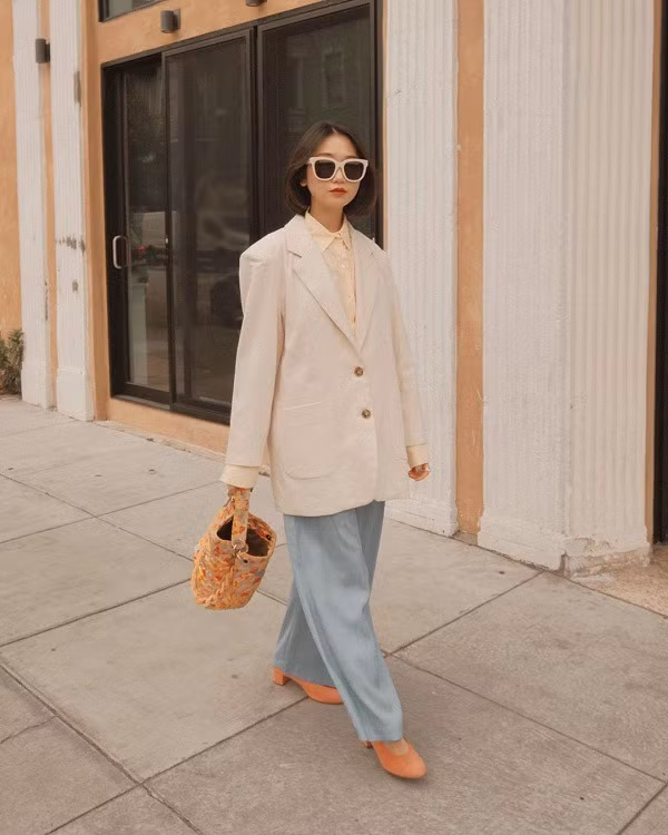 Áo blazer màu trắng dễ mix &amp; match với các trang phục khác.