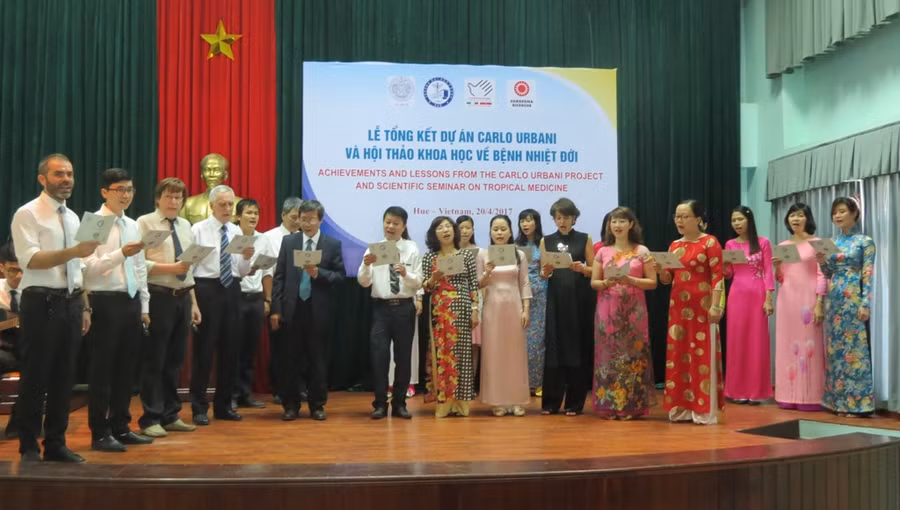 Các đại biểu tham dự giao lưu văn nghệ tại lễ tổng kết