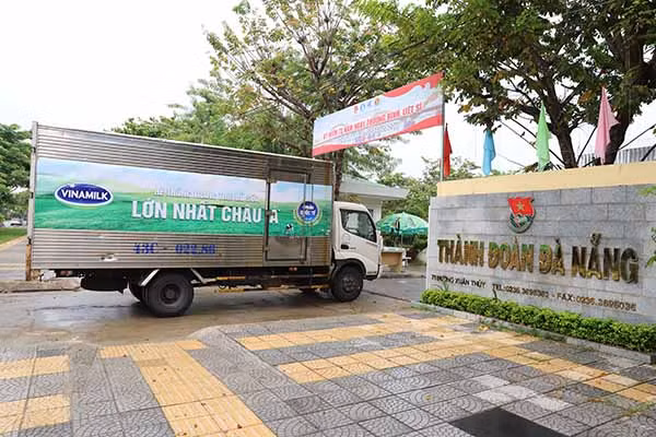 Vào sáng 31/07, những chuyến xe của Vinamilk đã chuyển các sản phẩm đến điểm tiếp nhận tại Đà Nẵng