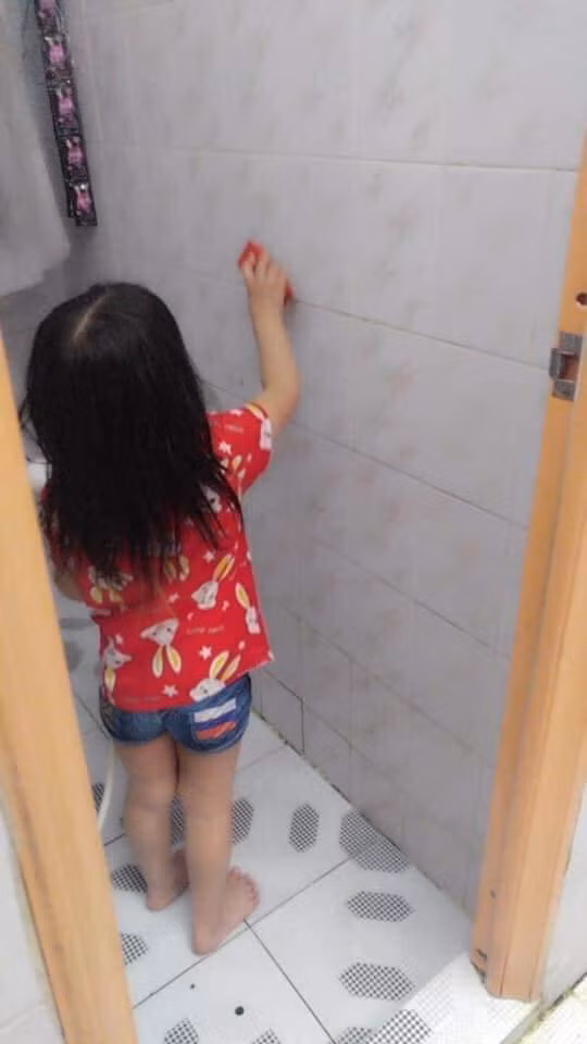 Bé gái 4 tuổi đã tất bật cơm nước, giặt giũ cả ngày bởi lý do ai nấy đều rơi nước mắt