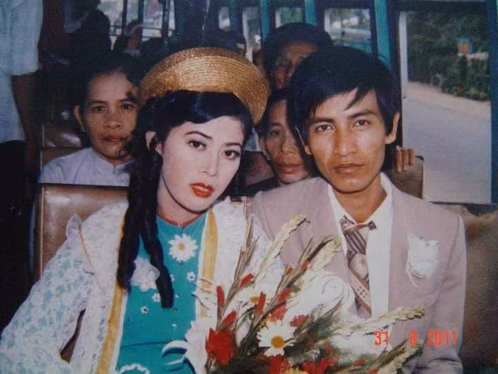 Style trang điểm ảnh cưới da trắng má hồng của bố mẹ ngày xưa