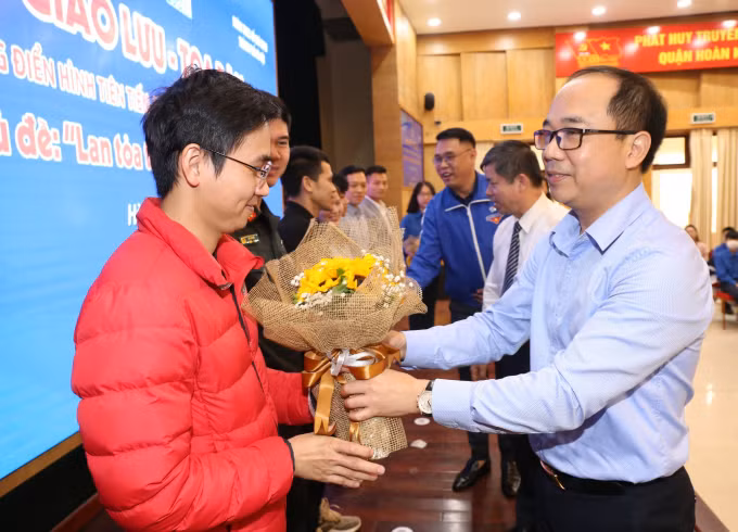 Tổng biên tập báo Tuổi trẻ Thủ Đô Nguyễn Mạnh Hưng cùng các đại biểu tặng hoa cho các gương điển hình tiên tiến tham gia chương trình