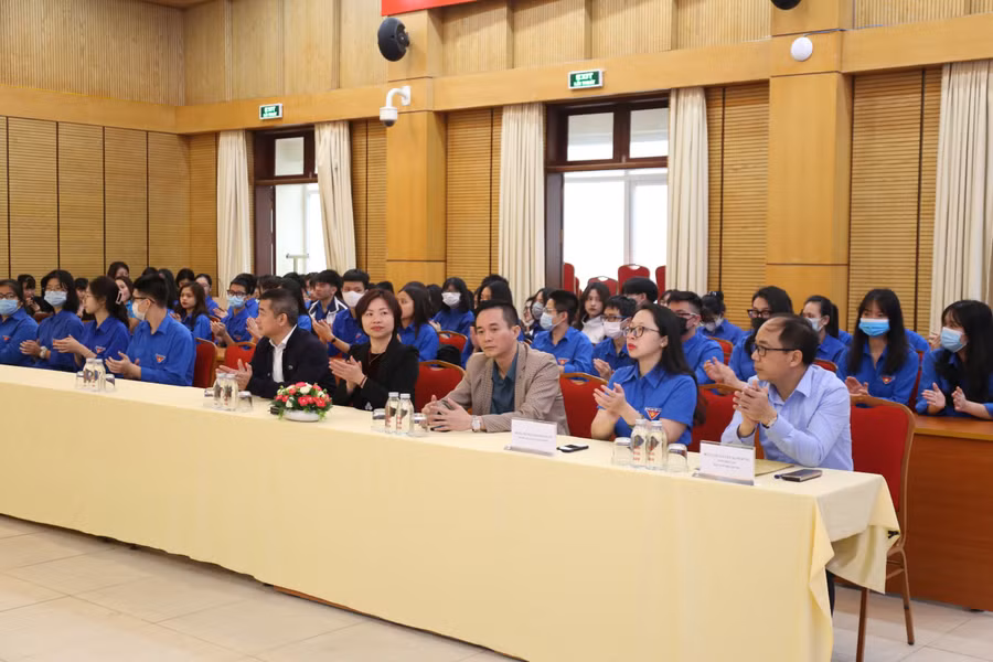 Các đại biểu tham dự chương trình
