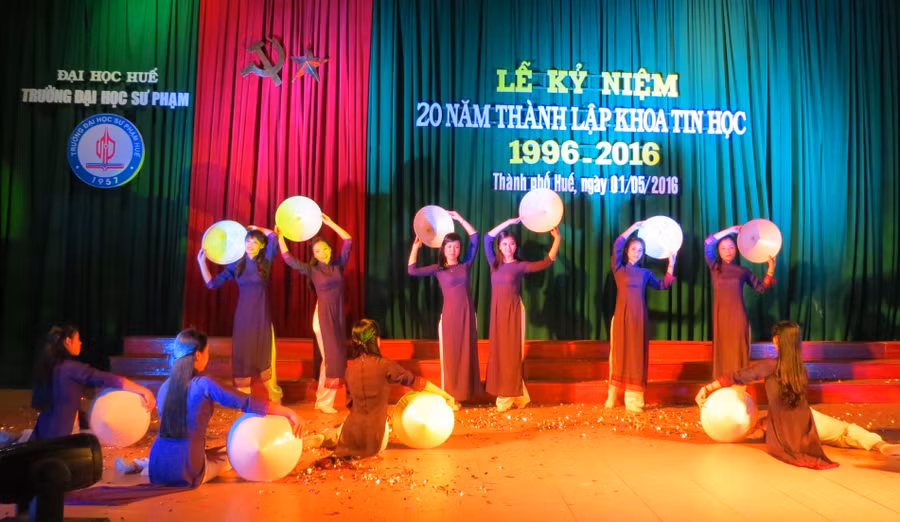 Văn nghệ chào mừng 20 năm thành lập khoa Tin học của các SV trong khoa