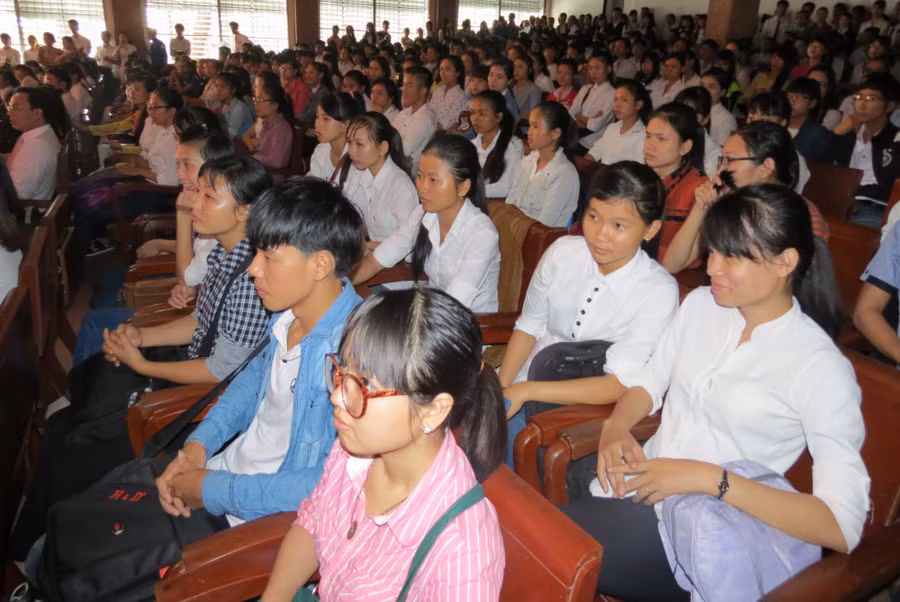 Trong buổi lễ khai giảng hôm nay có sự tham dự của gần 1600 tân sinh viên Trong buổi lễ khai giảng hôm nay có sự tham dự của gần 1600 tân sinh viên