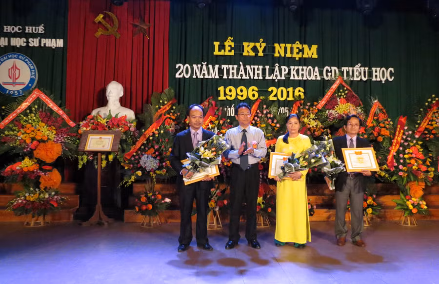 Tặng giấy khen của giám đốc ĐH Huế cho các tập thể, cá nhân khoa GDTH Tặng giấy khen của giám đốc ĐH Huế cho các tập thể, cá nhân khoa GDTH