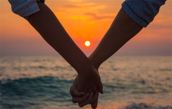 2. Nắm tay nhau.Điều này nghe có vẻ trẻ con nhưng nắm tay nhau có rất nhiều ý nghĩa, thể hiện mối quan hệ giữa hai người mà không cần lời nói hay thậm chí là việc giao tiếp bằng mắt.