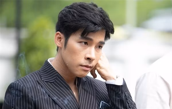 Gần Tết chồng cũ mua cây đào đắt tiền làm quà mong đoàn tụ, ai ngờ phải "đứng hình" khi nhìn thấy người đàn ông đang gói bánh chưng trong sân - Ảnh 2.