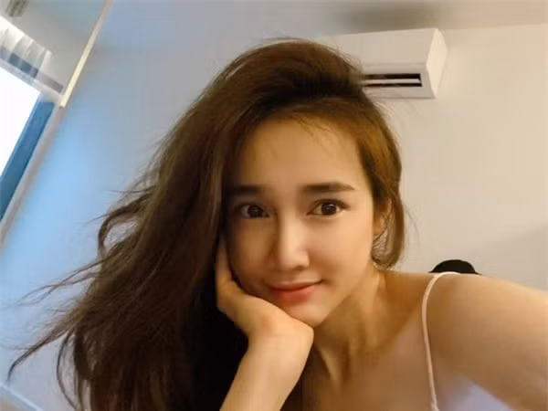 Nhã Phương khoe ảnh mặt mộc sau khi thức đêm trông con và khuyết điểm đôi mắt lại càng bị tố cáo.