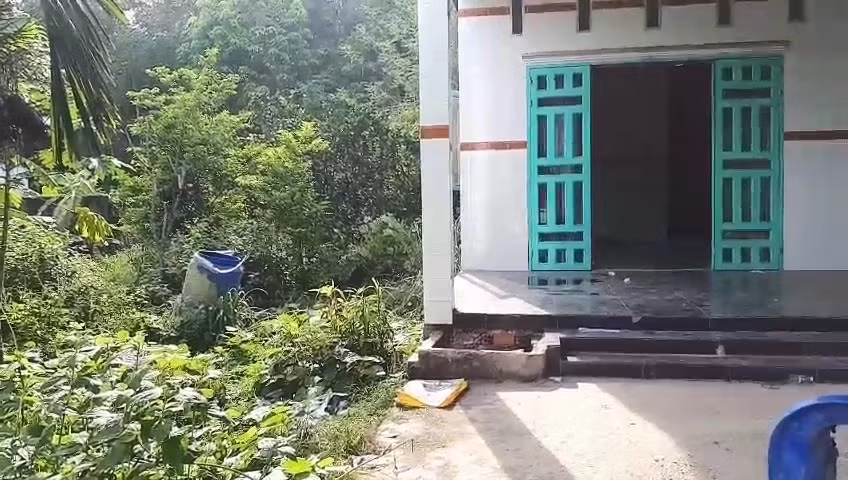 Tử thi thứ hai được phát hiện trong thùng nhựa bên hông căn nhà.