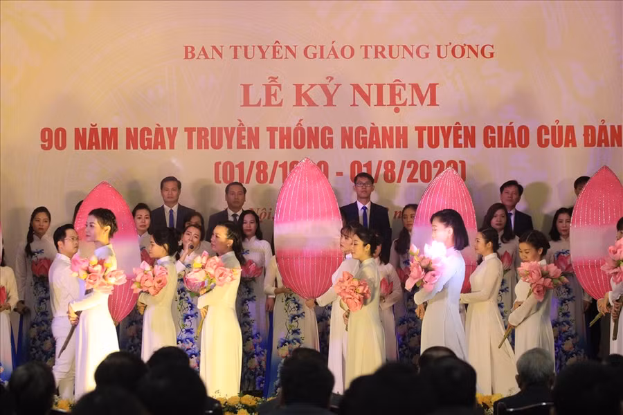 Các tiết mục văn nghệ trong Lễ kỷ niệm. Ảnh Ái Vân