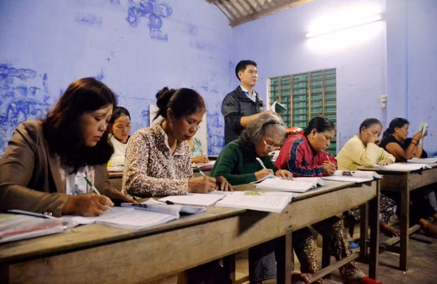 Hơn hai năm nay thầy Hưng vẫn đều đặn đến với lớp xóa mù Hơn hai năm nay thầy Hưng vẫn đều đặn đến với lớp xóa mù