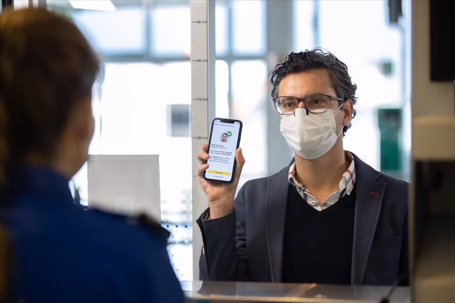 IATA Travel Pass sẽ giúp hành khách quản lý, xác thực các thông tin về sức khoẻ khi đi du lịch. Ảnh: Vietjet.