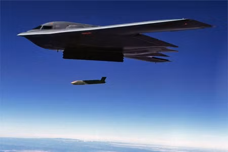 Mỹ phóng tên lửa AGM-158C LRASM từ B-2 Spirit trên bầu trời Thái Bình Dương