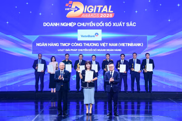 Bà Phùng Thu Hà – Trưởng Ban Chuyển đổi số VietinBank đại diện nhận giải thưởng Doanh nghiệp Chuyển đổi số xuất sắc 2025