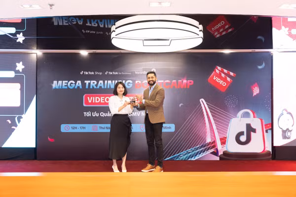 Đại diện VietinBank nhận kỷ niệm chương từ TikTokShop
