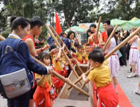 nhung-du-khach-nhi-tham-gia-trai-nghiem-dam-duong.jpg