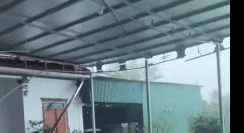 Mái che của nhà dân bị bão giật mạnh. (Ảnh cắt từ clip)