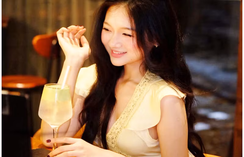 Bạn gái tin đồn của Trần Trung Kiên thu hút sự chú ý từ cộng đồng mạng nhờ gương mặt xinh xắn cùng vóc dáng yêu kiều. 777777777788888888.png