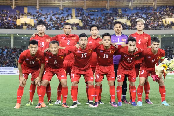 Lê Công Vinh cùng Hà Nội T&T vô địch V-League năm 2010 đồng thời cũng đoạt luôn Siêu cúp Quốc gia năm 2010. 1481596829dtvn2016.jpg