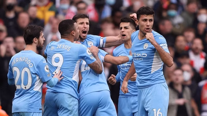 mahrez-ghi-ban-tu-khoang-cach-11m.jpg