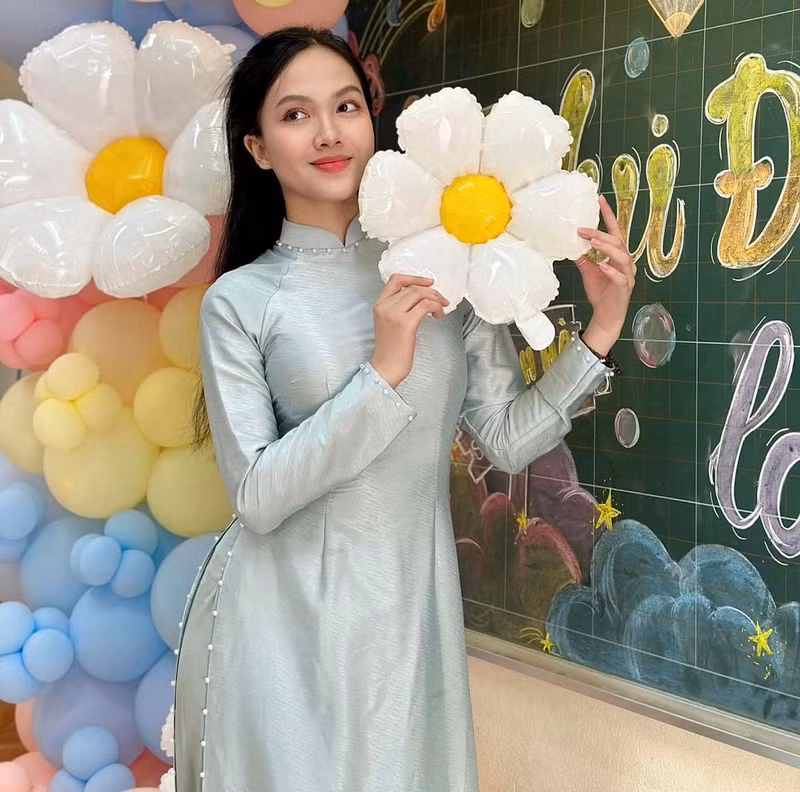 Dương Quế Linh sinh ra và lớn lên tại Hà Nội, hiện đang giảng dạy ở Trường Tiểu học Tứ Hiệp (Thanh Trì, Hà Nội). hot-girl-que-linh-7-17264187828261239332365.jpg