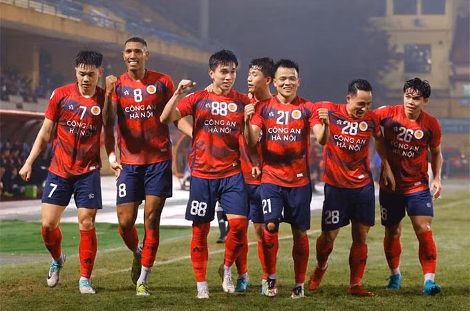 Công An Hà Nội FC xếp ở vị trí thứ hai sau 11 trận với 23 điểm, với 7 thắng 2 hòa và 0 thua, đồng thời thi đấu ít hơn các đội khác 2 trận. cong-an-ha-noi2.jpg