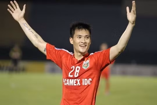 Công Vinh là cầu thủ Việt Nam ghi nhiều bàn nhất ở AFF Cup (15 bàn), vượt qua kỷ lục cũ của Lê Huỳnh Đức (14 bàn). 1461902479-cong-vinh-0333.jpg