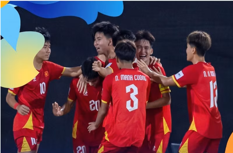 U17 nam trở thành đội tuyển thứ tư của bóng đá Việt Nam đặt chân đến sân chơi bóng đá lớn nhất thế giới, sau futsal nam (2016, 2021), U20 nam (2017) và ĐTQG nữ (2023). Ảnh: VFF. 0000000000000.png