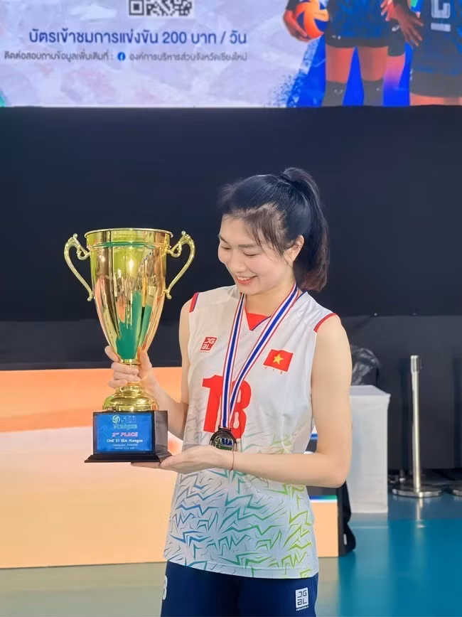 Dù sở hữu chiều cao trung bình, Phạm Thị Hiền luôn thi đấu với tinh thần chiến binh trên màu áo đội tuyển quốc gia. hot-girl-bong-chuyen-pham-thi-hien-5-1693467630-1523155.jpg
