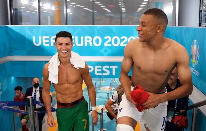 Mbappe có trận ra mắt tuyển Pháp vào năm 2017, ở tuổi 18. Tại FIFA World Cup 2018, tiền đạo này trở thành cầu thủ Pháp trẻ nhất ghi bàn tại 1 kỳ World Cup. mbappe-nguong-ngung-xin-doi-ao-voi-than-tuong-bi-ronaldo-hanh-dong-nguong-chin-mat-1624505663-6.jpg