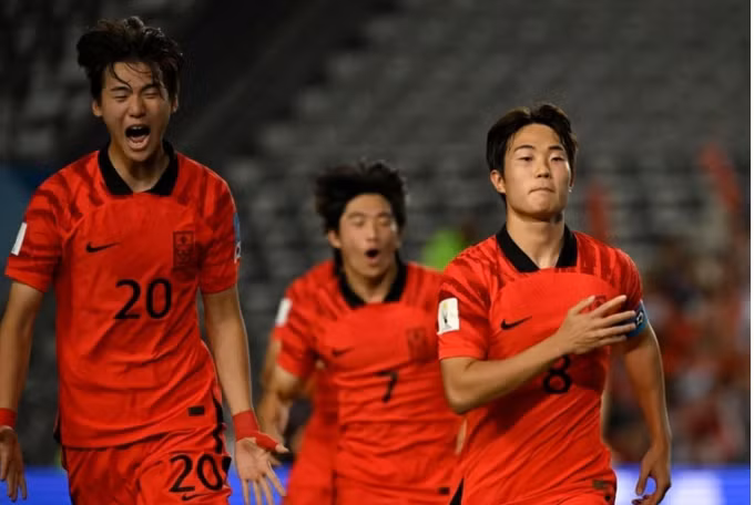 Ở trận đấu diễn ra trước đó, U22 Hàn Quốc thắng U22 Uzbekistan với tỉ số 2-0 nhờ các pha lập công của Jung Seung-Bae và Kim Myung-jun qua đó tạm vươn lên dẫn đầu bảng. 9988888787.png