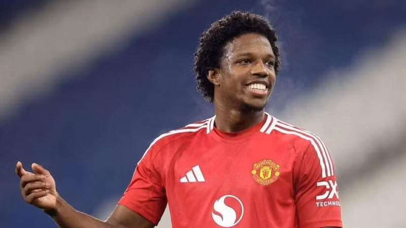 Trong khi đó, Tyrell Malacia nhiều khả năng sẽ rời Old Trafford khi hợp đồng của anh sắp hết hạn. ichefbbcicouk-ace-standard-819-cpsprodpb-4e96-live-07a96140-a13e-11ef-accd-1951fe8cd98c.jpg
