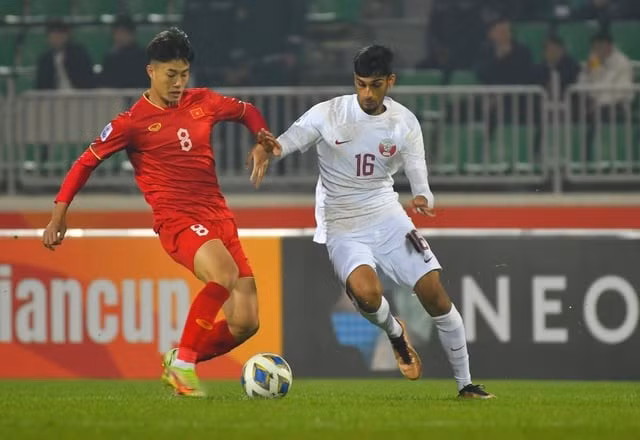 Tiền vệ Văn Trường (1,82 m). afc-u20-asian-cup-2023-match-4-17154034386521829304093-1715515861086-1715515861258420370576.jpg
