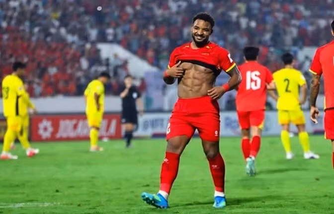 Tờ Bola của Indonesia dành nhiều sự chú ý cho tiền đạo Nguyễn Xuân Son khi đánh giá đây là “mối nguy hiểm thường trực” với bất kỳ hàng thủ nào tại Đông Nam Á. 658896016-1431895352310116-7176908318178397284-n-110.jpg