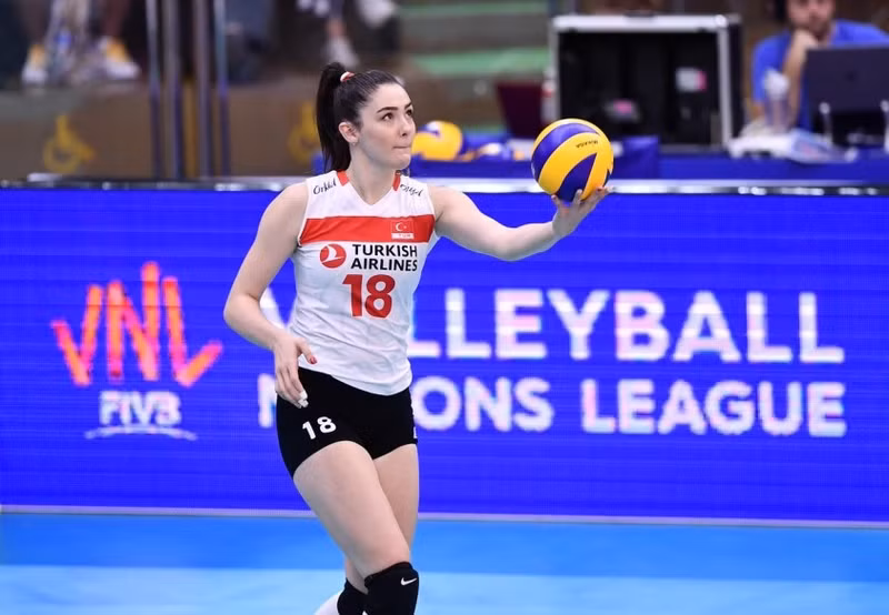 Zehra Gunes sở hữu chiều cao 1m97, thi đấu ở vị trí trung phong chắn, được mệnh danh là ‘nữ hoàng’ bóng chuyền Thổ Nhĩ Kỳ nhờ vẻ đẹp và vóc dáng hiếm có. 8-128-1638937041.jpg