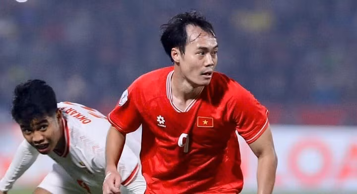 Nguyễn Văn Toàn sinh 12/ 4/ 1996 tại Hải Dương là một cầu thủ bóng đá chuyên nghiệp nổi tiếng người Việt Nam. 4aee30b4139d4f54b69eedb07eeb9bb6.jpg
