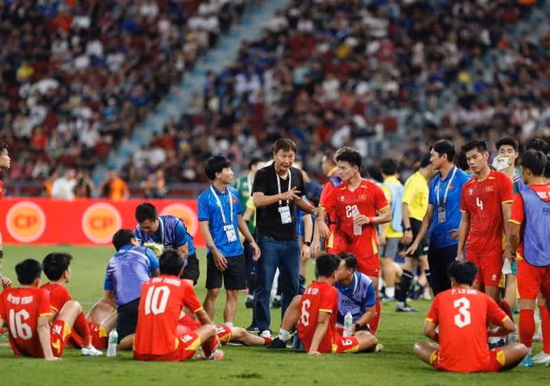 Theo Sports Chosun, HLV Kim Sang-sik đặt mục tiêu cùng U23 Việt Nam vượt qua thành tích á quân U23 châu Á 2018 – giải đấu làm nên tên tuổi HLV Park Hang Seo. z7341208198261-0765721c1ce55b818b334c4cb605054e-2048x1442-69464c57cfac7.jpg
