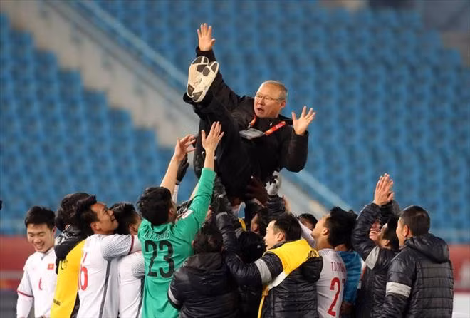 Đặc biệt, ông Park từng giúp U23 Việt Nam đánh bại U23 Indonesia ở chung kết SEA Games 30 năm 2019, giúp bóng đá Việt Nam lần đầu giành HC vàng bóng đá nam SEA Games. 56665-ro-tin-hlv-park-hang-seo-duoc-lien-he-dan-dat-u23-han-quoc-nam-2019-hinh-anh.jpg