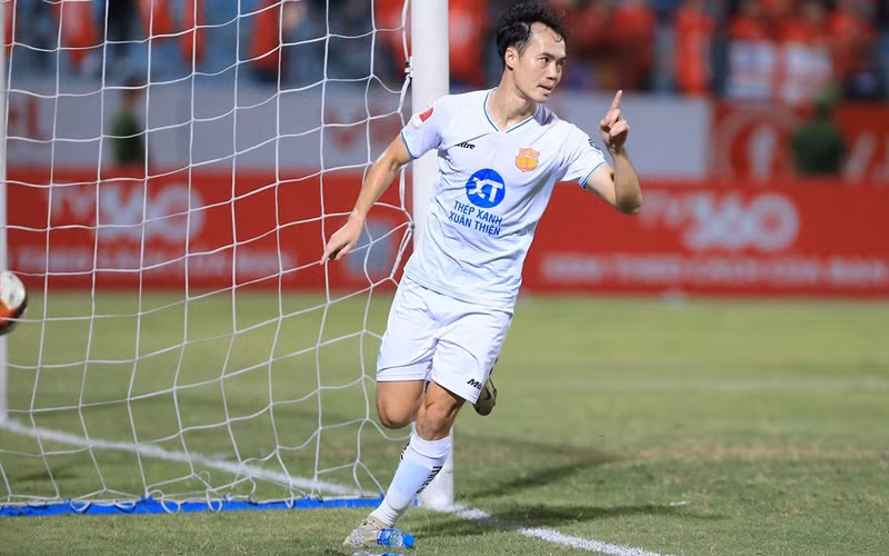 Sau vài tháng ăn tập tại Hàn Quốc, Văn Toàn trở về Việt Nam và đầu quân cho CLB Thép Xanh Nam Định vào tháng 9/ 2023. tieu-su-cau-thu-nguyen-van-toan-2611135658.jpg