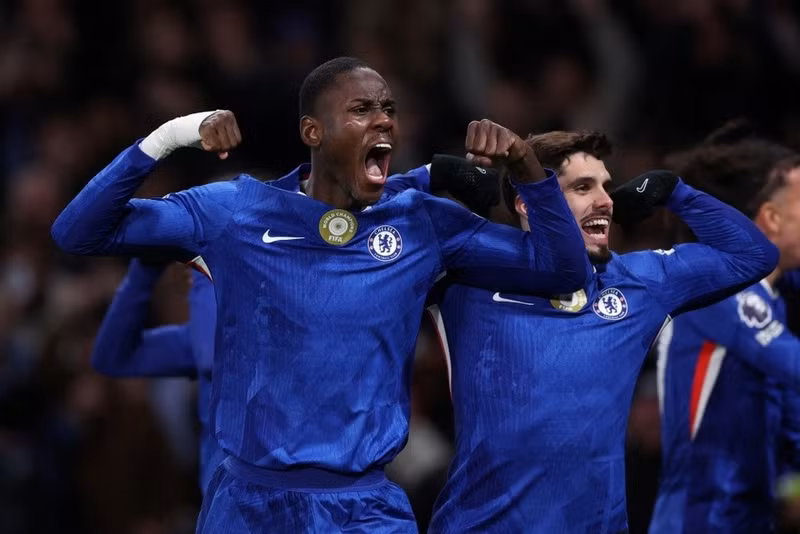 Ngay cả những Liverpool và Chelsea đang đứng sau Man United lúc này cũng không được giới chuyên môn đánh giá cao và xếp vào nhóm ứng cử viên vô địch. 2025-11-30t183754z-596406509-up1elbu1d8bnh-rtrmadp-3-soccer-england-che-ars.jpg