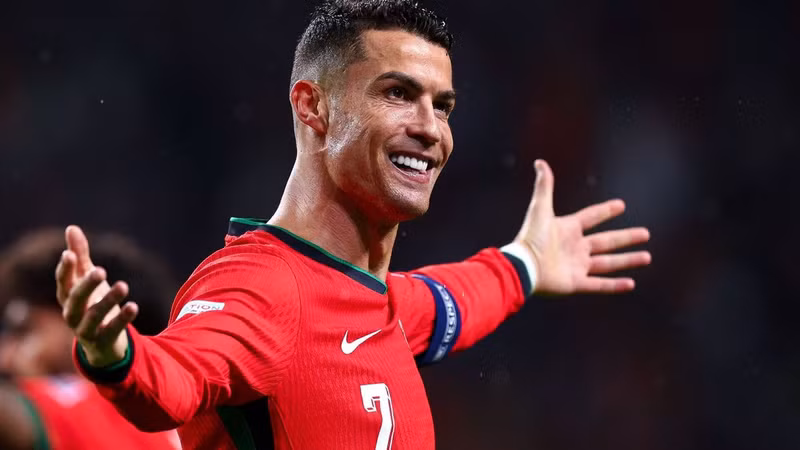 Cr7 cũng đã giành được 33 danh hiệu trong sự nghiệp của mình, bao gồm 7 chức vô địch quốc gia, 5 cúp UEFA Champions League, 1 cúp UEFA Euro và 1 cúp UEFA Nations League. image-0c315d5f-bfa8-4bdf-ad99-40cad425e696-85-2560-1440.jpg