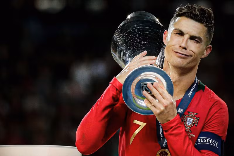 Pique mô tả sự toàn diện của Cr7: “Anh ấy có tất cả,từ sút chân phải, sút chân trái, khả năng chơi bóng bổng, đá phạt đền, đá phạt trực tiếp, sức mạnh tới tốc độ… mọi thứ. Anh ấy có 1 thể chất lý tưởng”. image.jpg