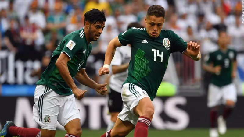 javier-hernandez-va-carlos-vela-5414.jpg
